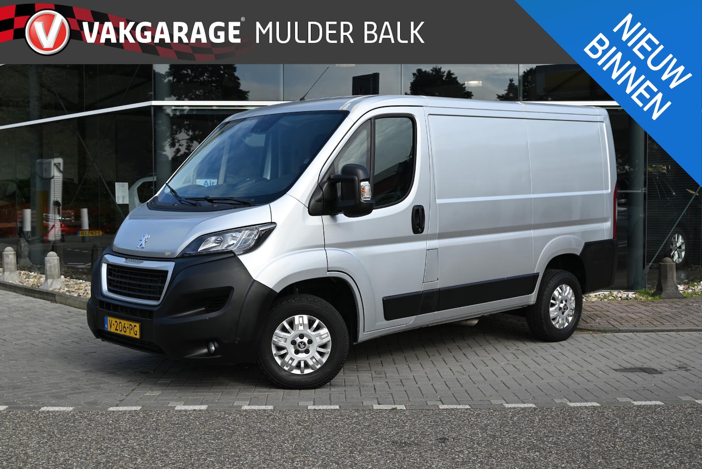 Peugeot Boxer - 330 2.0 BlueHDI L1H1 Premium Pack 330 2.0 BlueHDI L1H1 Premium Pack - AutoWereld.nl