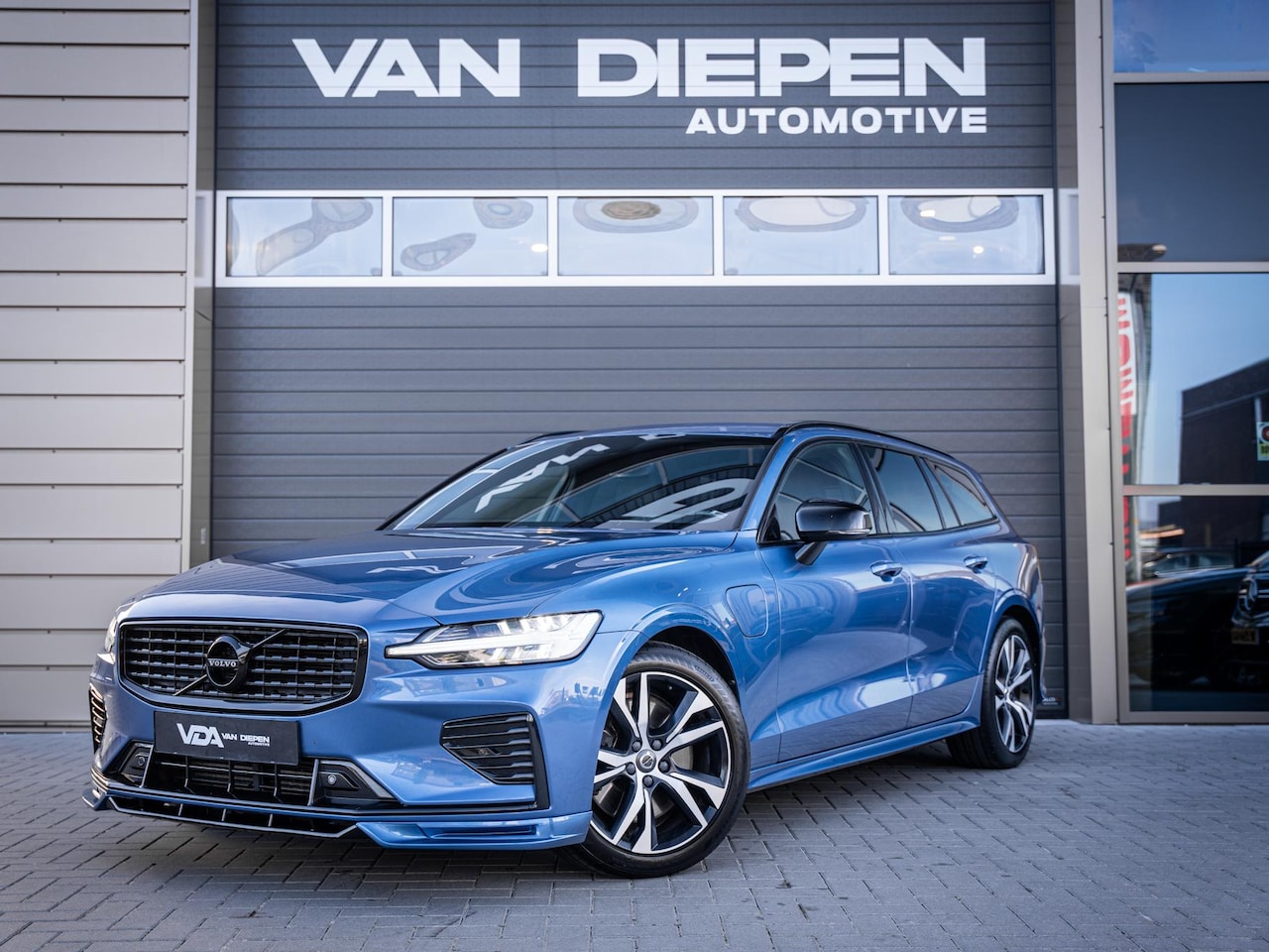 Volvo V60 - 2.0 T8 Recharge AWD R-Design - HEICO Pack l Pano l H/Kardon l Memory - AutoWereld.nl