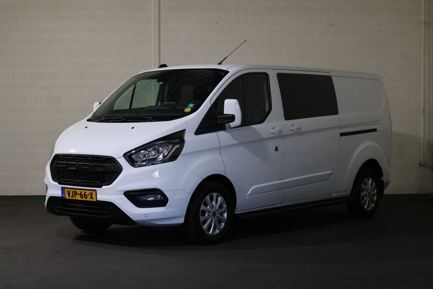 Ford Transit Custom - 2.0 TDCI L2H1 Limited DC Automaat Airco Trekhaak - AutoWereld.nl