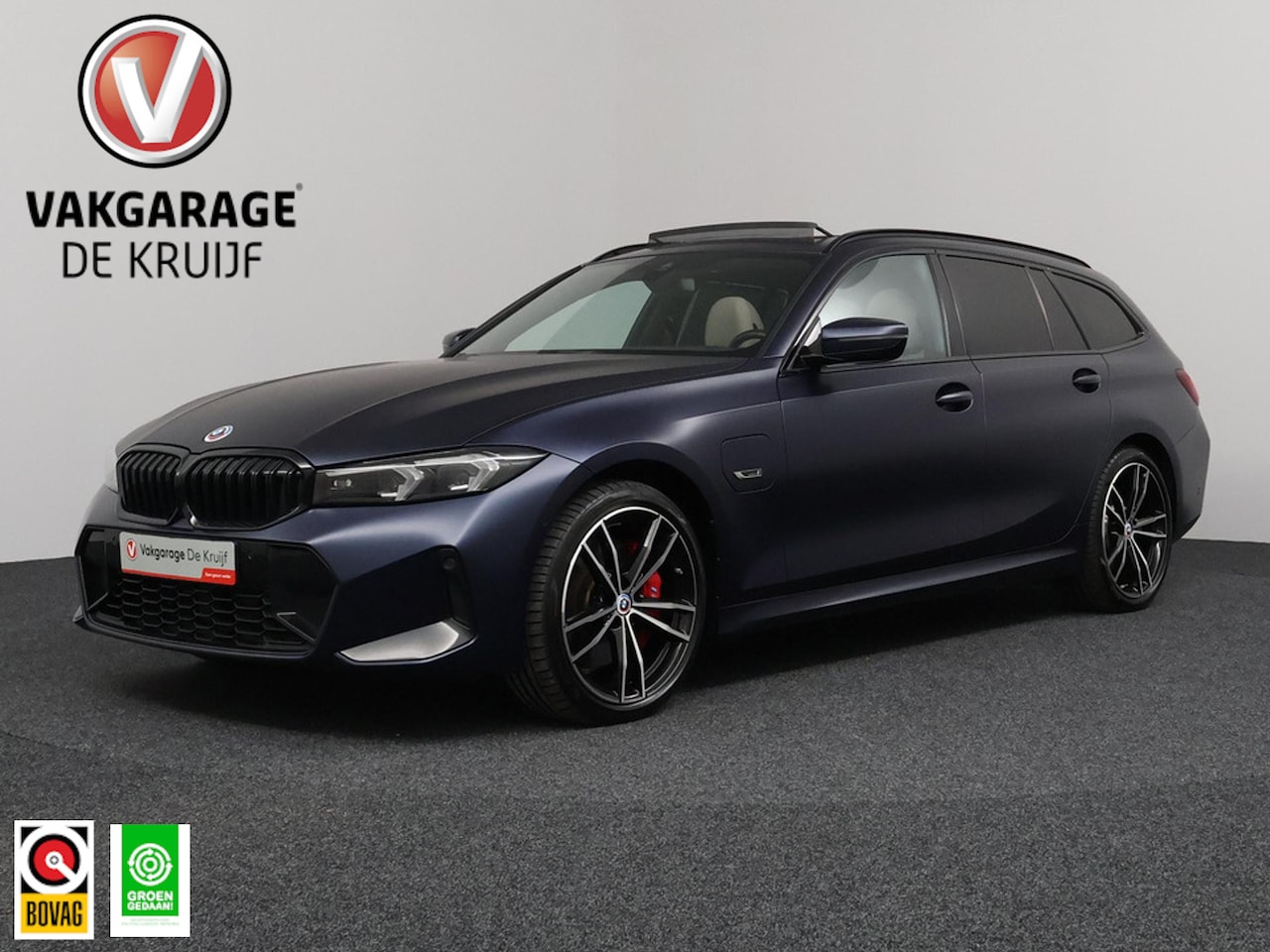 BMW 3-serie Touring - 330e xDrive M | Uniek! | Trekhaak | Panoramadak | Camera! - AutoWereld.nl
