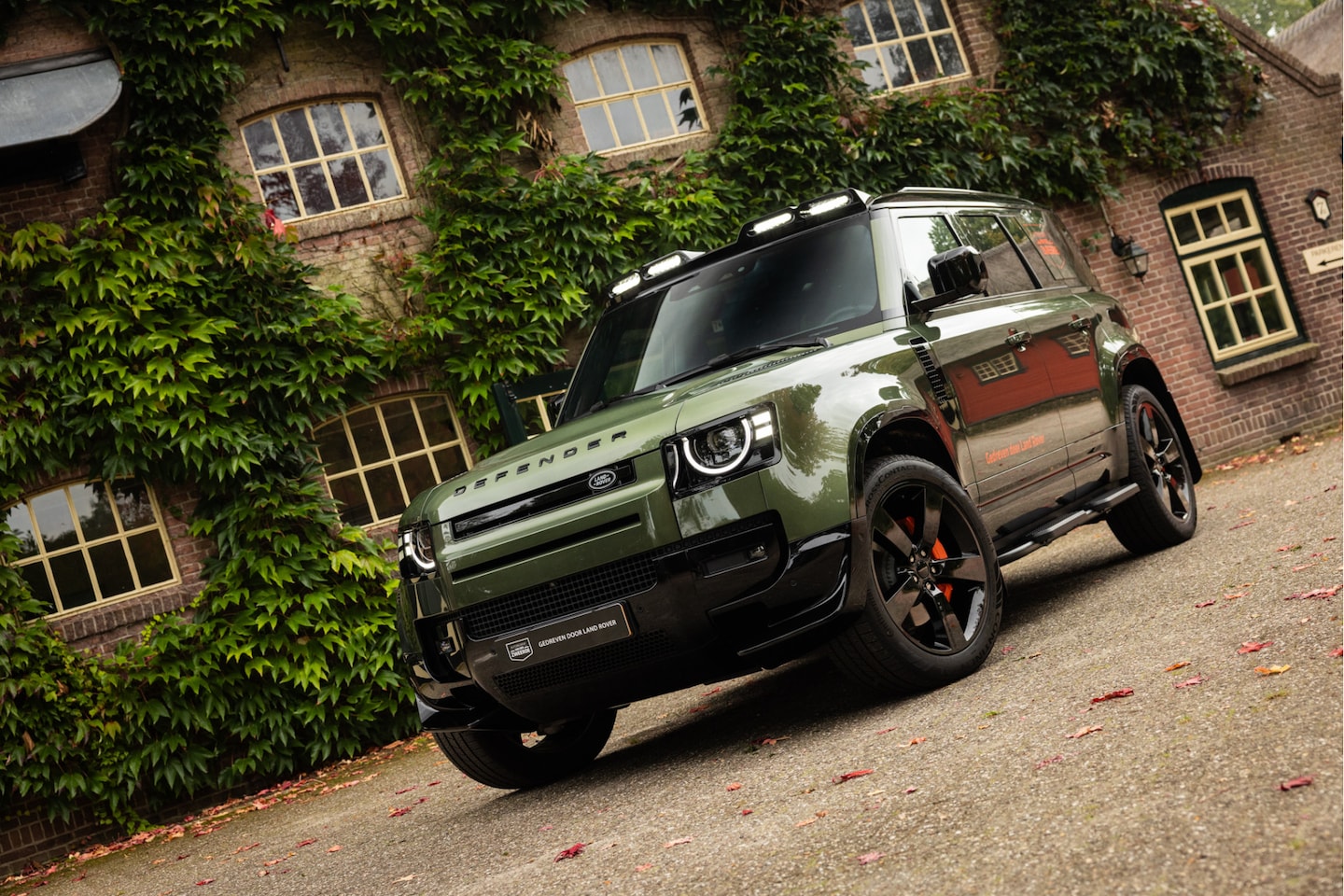 Land Rover Defender 110 - 2.0 P300e 110 X-Dynamic HSE Woolstone Green - AutoWereld.nl