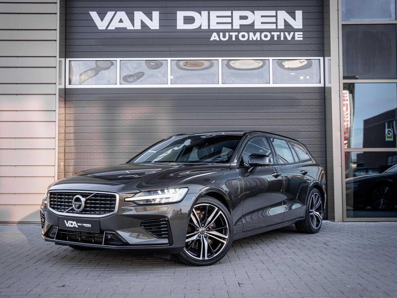 Volvo V60 - 2.0 T8 Recharge AWD R-Design - Pano l 19'' l 360cam l Memory l HUD - AutoWereld.nl