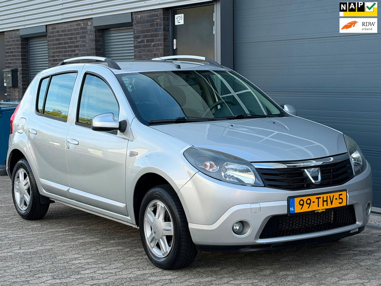 Dacia Sandero - 1.2 Blackline AIRCO, CAMERA, TREKHAAK, 2e EIGENAAR, BOEKJES, NAP - AutoWereld.nl