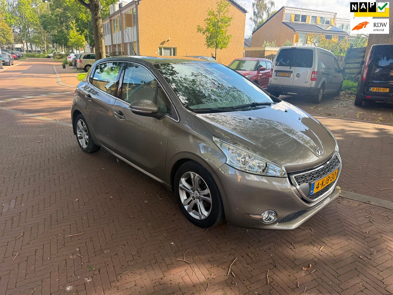 Peugeot 208 - AUTOMAAT / 5 deurs / parkeersensoren achter / mooie auto - AutoWereld.nl