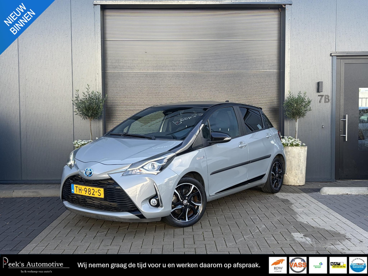 Toyota Yaris - 1.5 Hybrid Bi-Tone Plus | Climate | Cruise | Panoramadak | PDC | Achteruitrijcamera | Navi - AutoWereld.nl