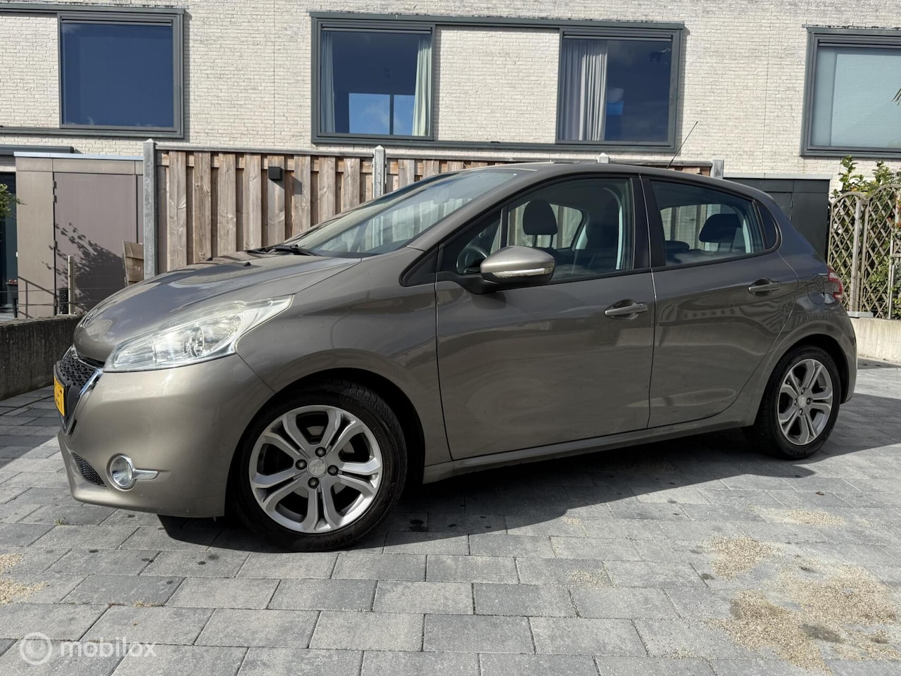 Peugeot 208 - 1.4 VTi Allure |cruise control| navigatie| onder - AutoWereld.nl