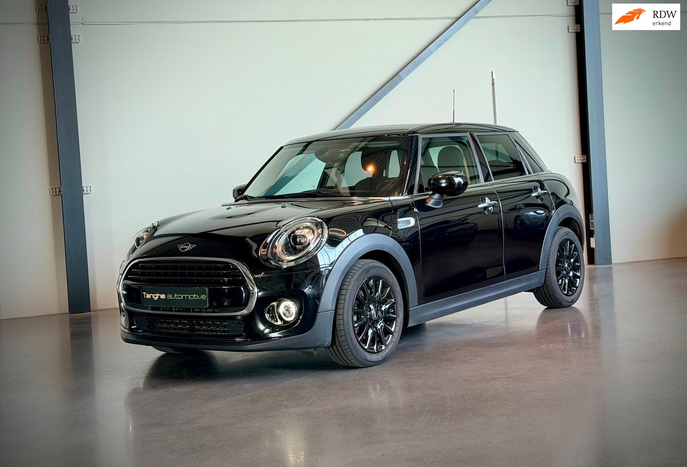 MINI 5-Deurs - 1.5 Cooper,Apple Car Play,BTW,Camera,Digitaal Dash,LED,Keyless - AutoWereld.nl
