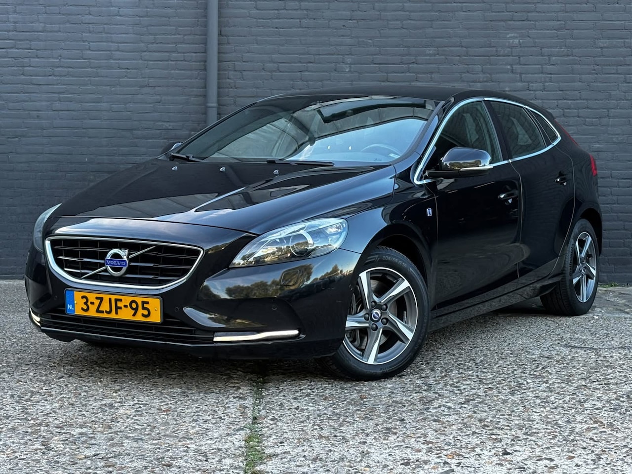 Volvo V40 - 2.0 D4 Ocean Race Business PANO|LEDER|STOELVER|NAVI|CAMERA|NWE APK - AutoWereld.nl