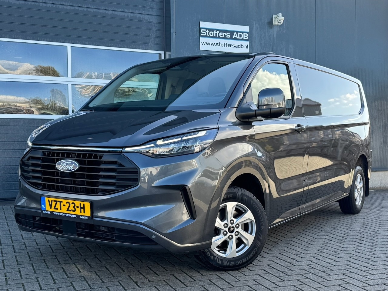 Ford Transit Custom - 320 2.0 TDCI 136pk L2H1 Limited | Trekhaak | Navi | LED | Keyfree | Stoelverw. | CarPlay | - AutoWereld.nl