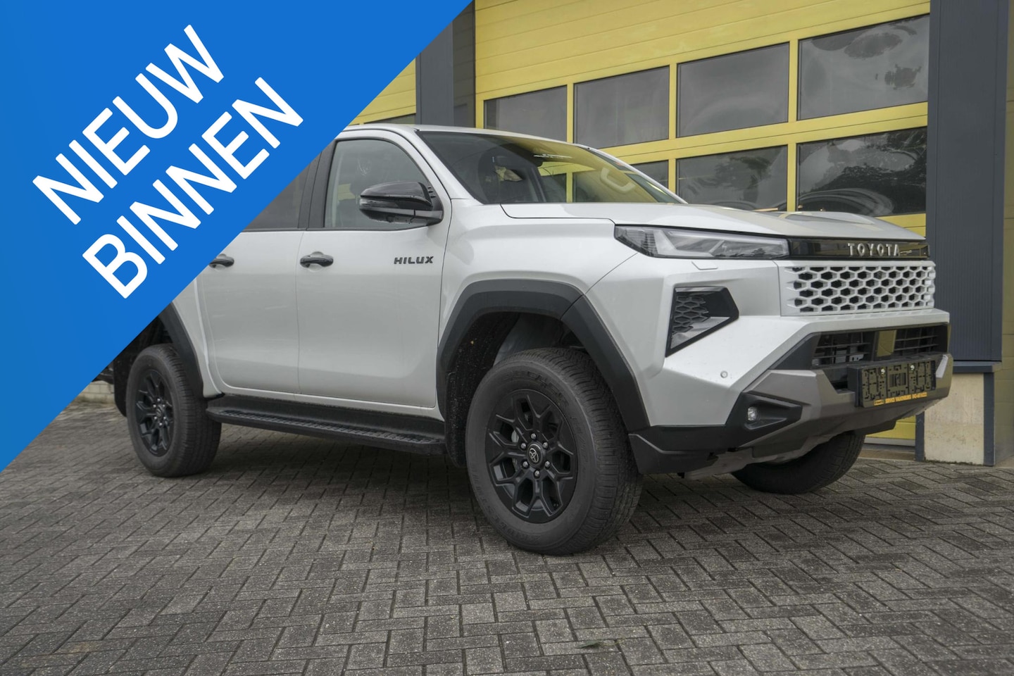 Toyota HiLux - 2.8 D-4D Hybrid Invincible JBL Pearl White - AutoWereld.nl
