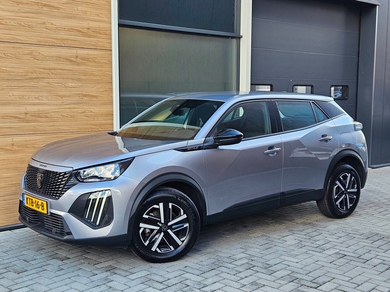 Peugeot 2008 - 1.2 Hybrid 136 Style Carplay LED Climate PDC - AutoWereld.nl