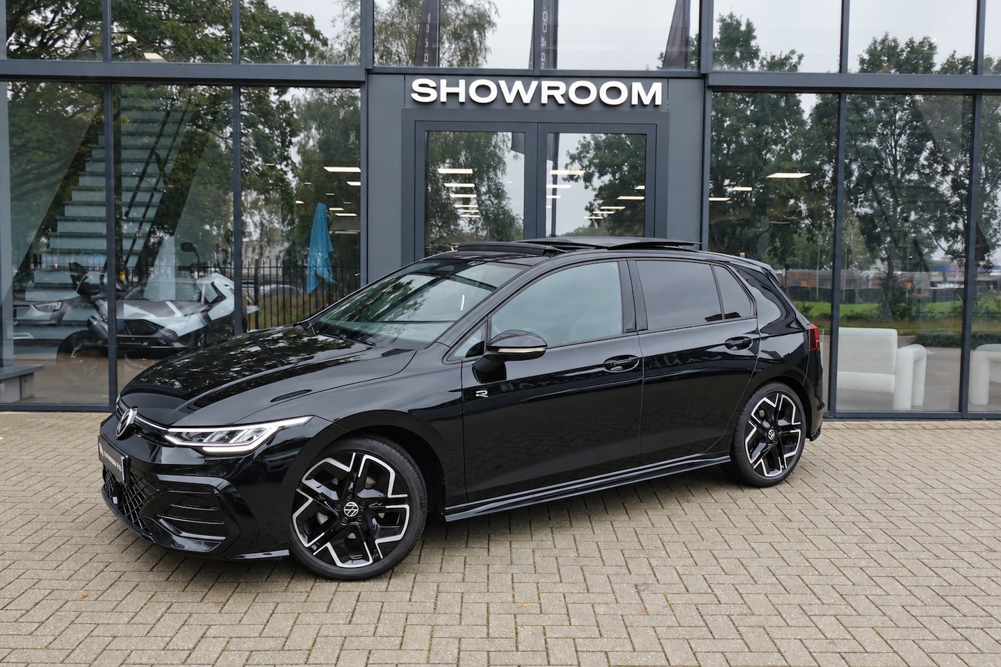 Volkswagen Golf - 1.5 eTSI R-Line Edition PANO KEYLESS HUD - AutoWereld.nl