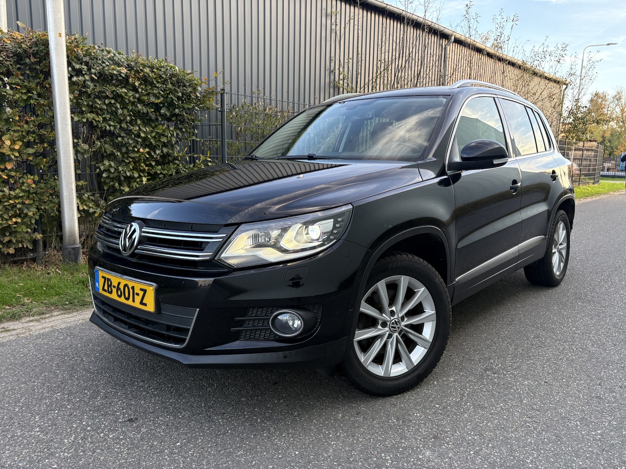 Volkswagen Tiguan - 1.4 TSI Sport&Style / NAVI / CRUISE / STOELVERWARMING / 124dkm! - AutoWereld.nl