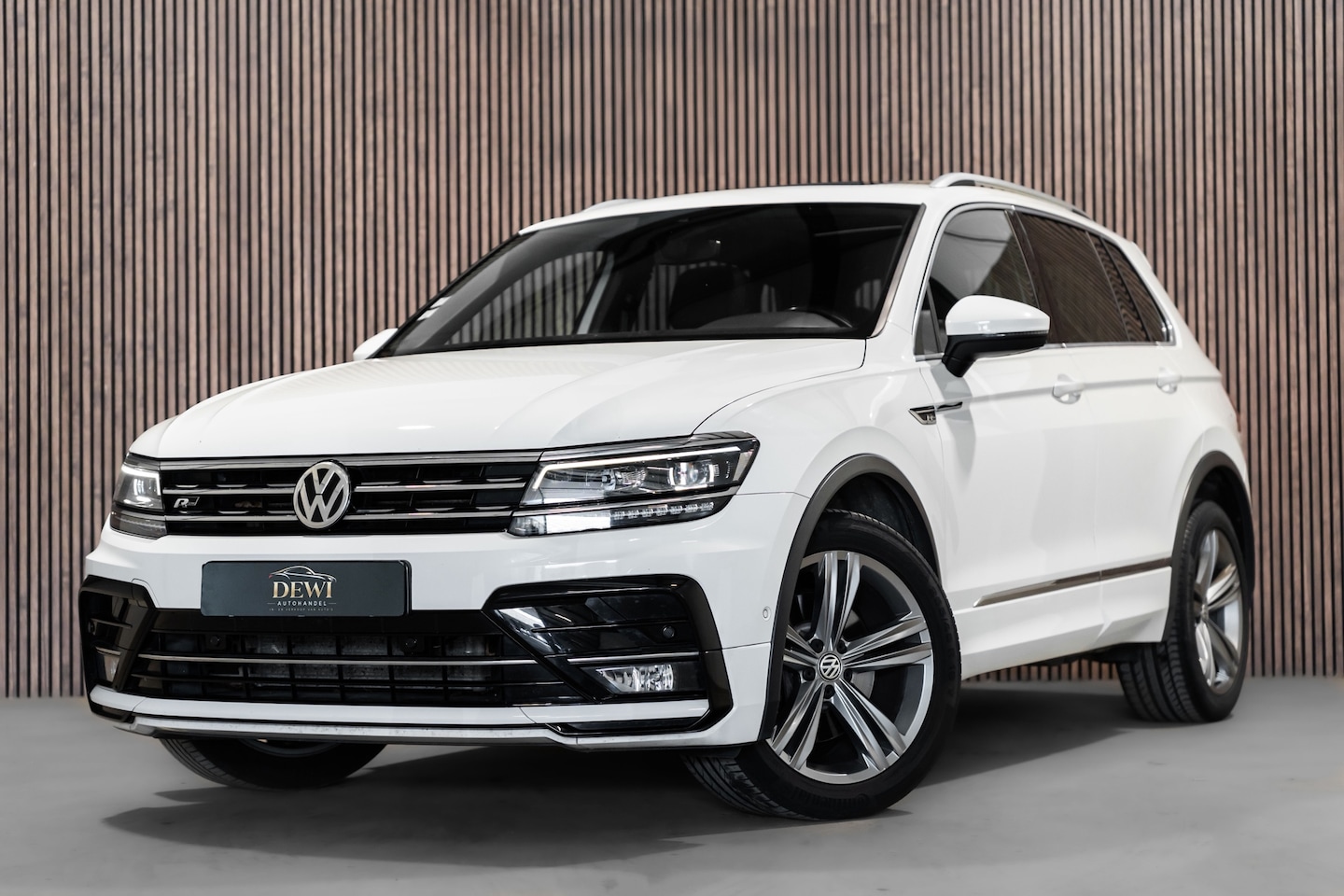 Volkswagen Tiguan - 2.0 TSI 4Motion R-LINE PANO DSG LED LEDER - AutoWereld.nl