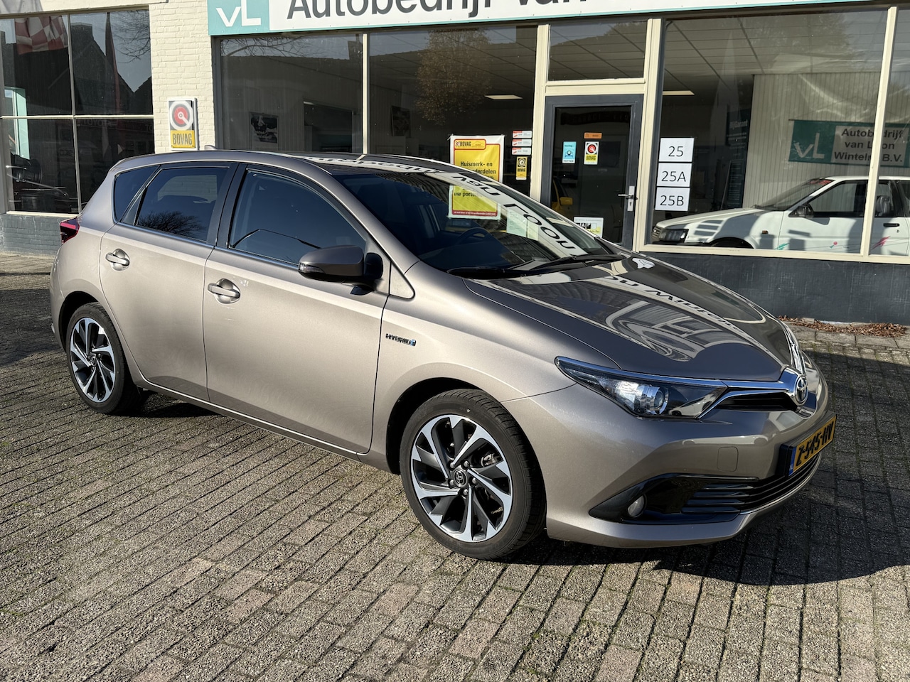 Toyota Auris - 1.8 Hybrid Dynamic Keyless starten, Navigatiesysteem - AutoWereld.nl