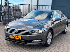 Volkswagen Passat - 1.6 TDI Connected Series Clima Navi R-line