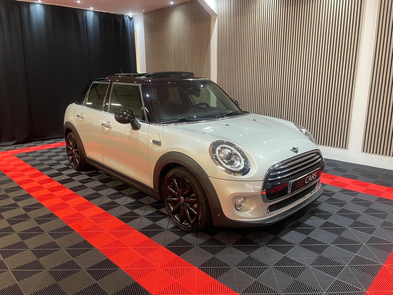 MINI 5-Deurs - 1.5 Cooper Chili Automaat Pano Navi Leder Camera - AutoWereld.nl
