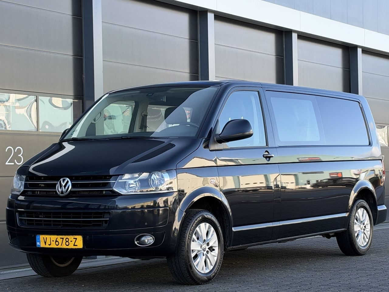 Volkswagen Transporter - 2.0 TDI 140PK L2-H2 Navi DC 5-PERS - AutoWereld.nl