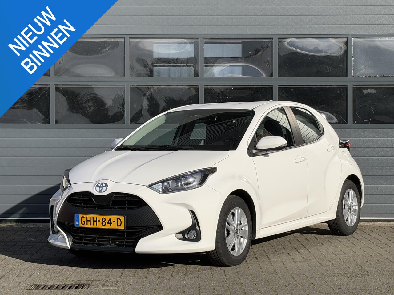 Toyota Yaris - 1.5 HYBRID 115 ACTIVE I AUTOMAAT I APPLE CARPLAY I P-CAMERA I ADAPTIVE CRUISE CONTROL - AutoWereld.nl