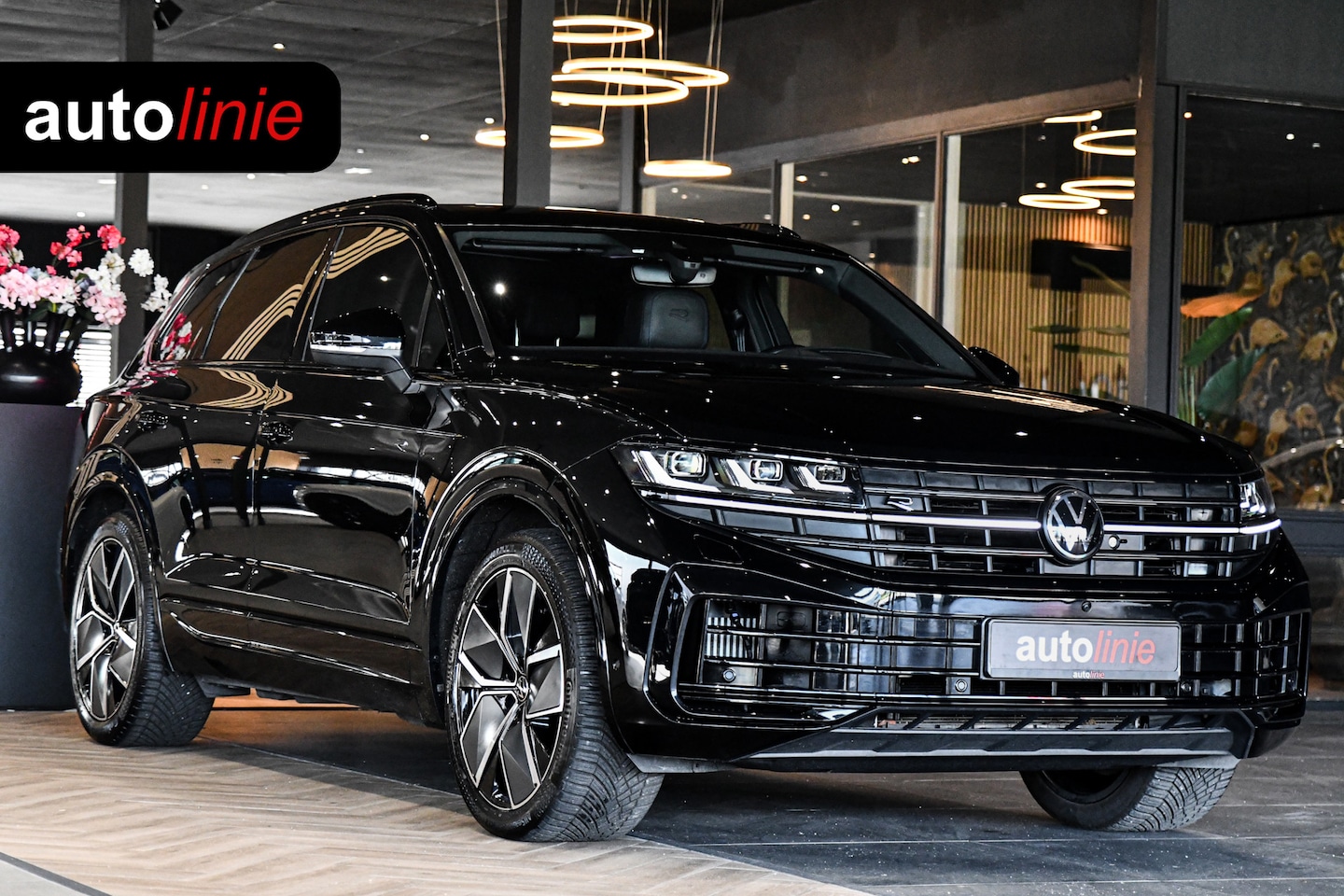 Volkswagen Touareg - 3.0 TSi eHybrid 4MOTION R-Line, Nachtzicht, Massage, Softclose, Luchtv, Dynaudio, Koeling, - AutoWereld.nl
