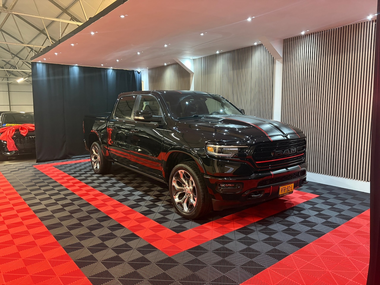 Dodge Ram 1500 - 5.7 V8 Hemi 4x4 Crew Cab Laramie Limited Edition Pano Lage km's - AutoWereld.nl