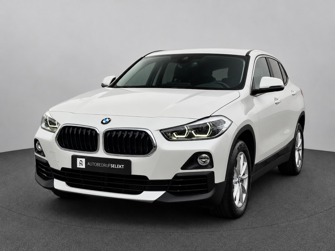 BMW X2 - SDrive18i | Trekhaak | Camera | LED | Groot scherm | Navi | Stoelverwarming | Bluetooth - AutoWereld.nl