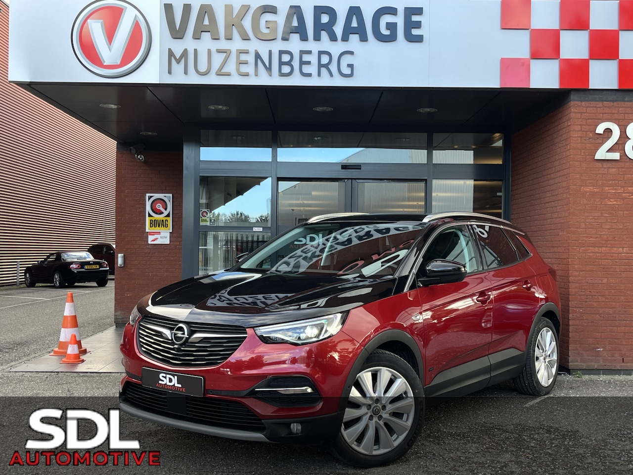 Opel Grandland X - 1.6 Turbo Hybrid4 Ultimate 300PK! // MEMORY SEATS // NAVI // TREKHAAK // CAMERA // CRUISE - AutoWereld.nl