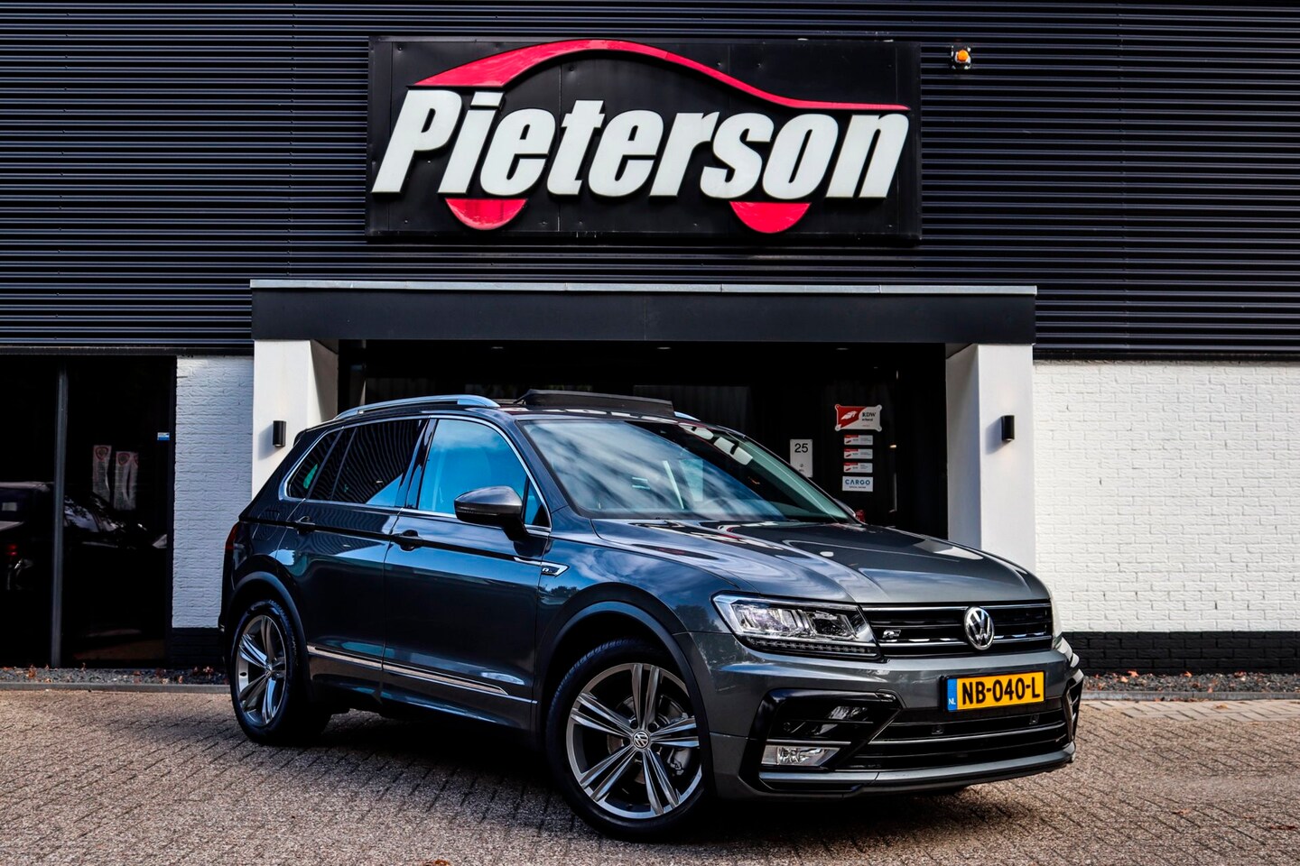 Volkswagen Tiguan - 1.4 TSI R-Line PANO VIRTUAL NAP 2E EIG - AutoWereld.nl