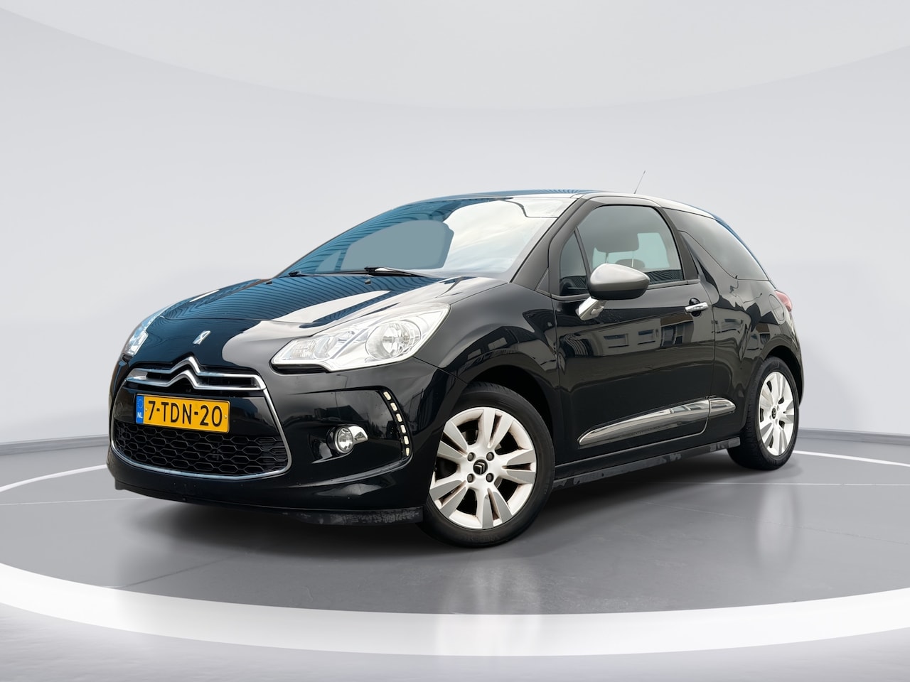 Citroën DS3 - 1.2 VTi So Chic | NAVI | CLIMA | LM VELGEN | TREKHAAK | - AutoWereld.nl