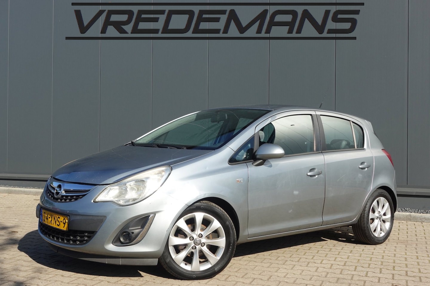Opel Corsa - 1.4-16V Anniversary Edition 1.4-16V Anniversary Edition - AutoWereld.nl