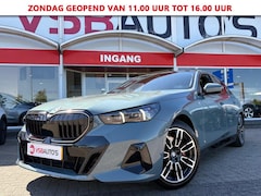 BMW 5-serie - 520I AUT. M SPORTPAKKET PRO PANO-DAK LEER HEAD-UP NAVI CAMERA CARPLAY MEMORY HK SOUND