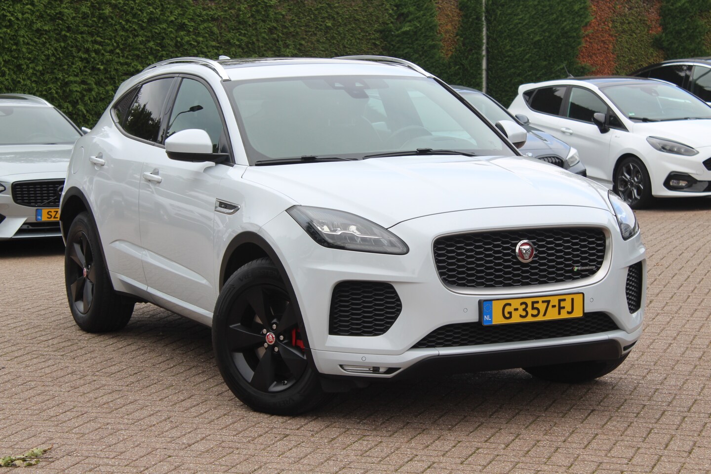 Jaguar E-Pace - 2.0 P250 AWD SE / Panoramadak / Camera / Head-up / Leder / 19'' / Meridian / Memory seats - AutoWereld.nl