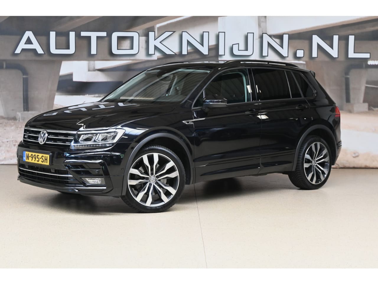 Volkswagen Tiguan - 2.0 TSI 4Motion Highline Business R | DCC | Pano | Trekhaak | Camera | 100% (Dealer) onder - AutoWereld.nl