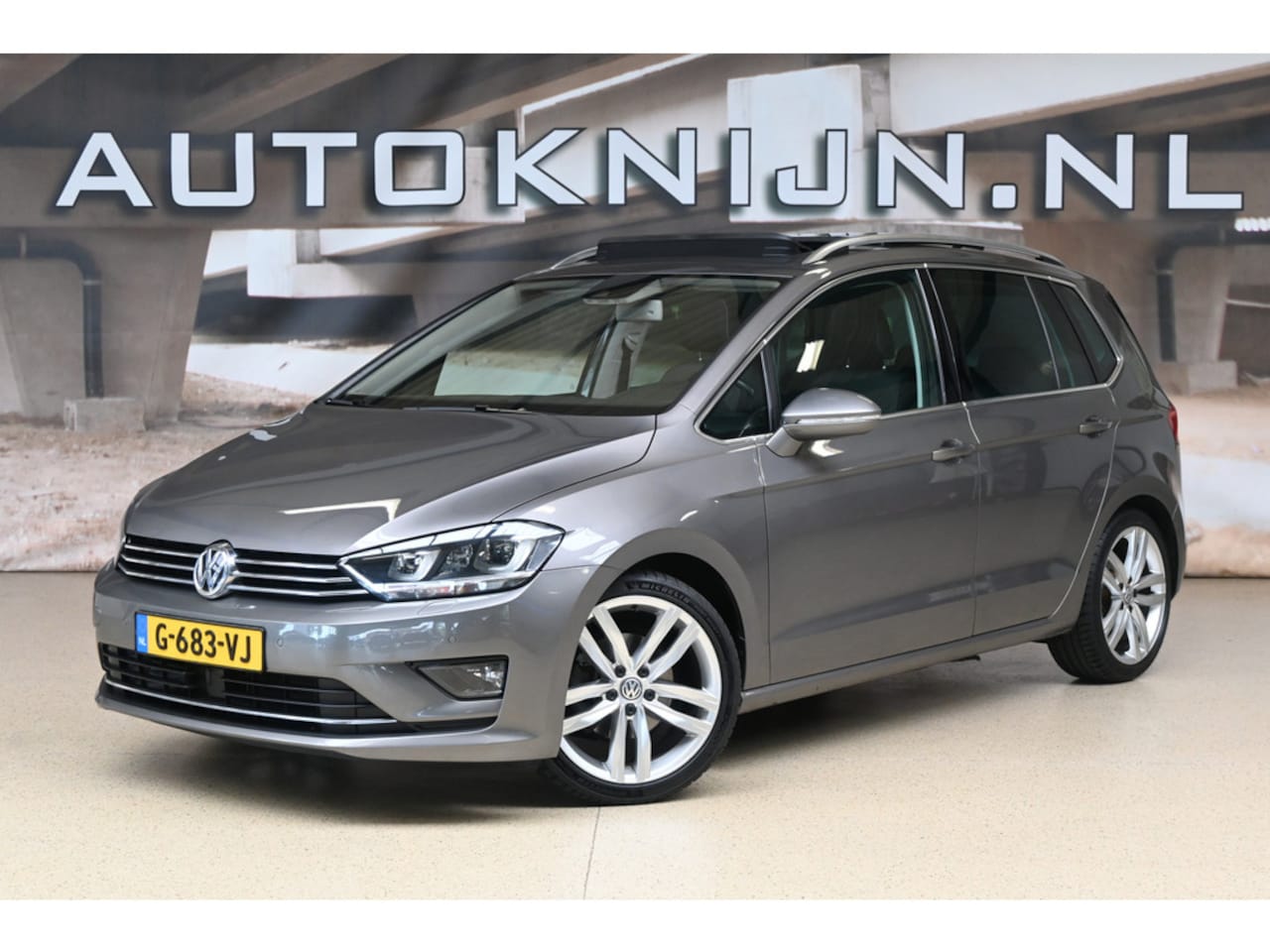 Volkswagen Golf Sportsvan - 1.4 TSI Highline | Bi-xenon | ACC | Pano | Trekhaak | 100% (Dealer) onderhouden label - AutoWereld.nl