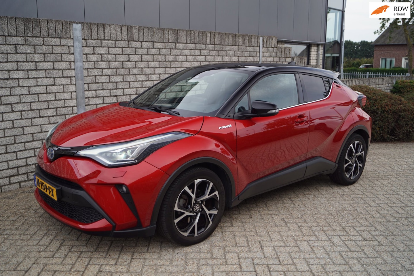 Toyota C-HR - 2.0 Hybrid Business Plus Bi Tone Autom Sportst Stoel/Stuurverw Navi Camera Clima Adaptieve - AutoWereld.nl