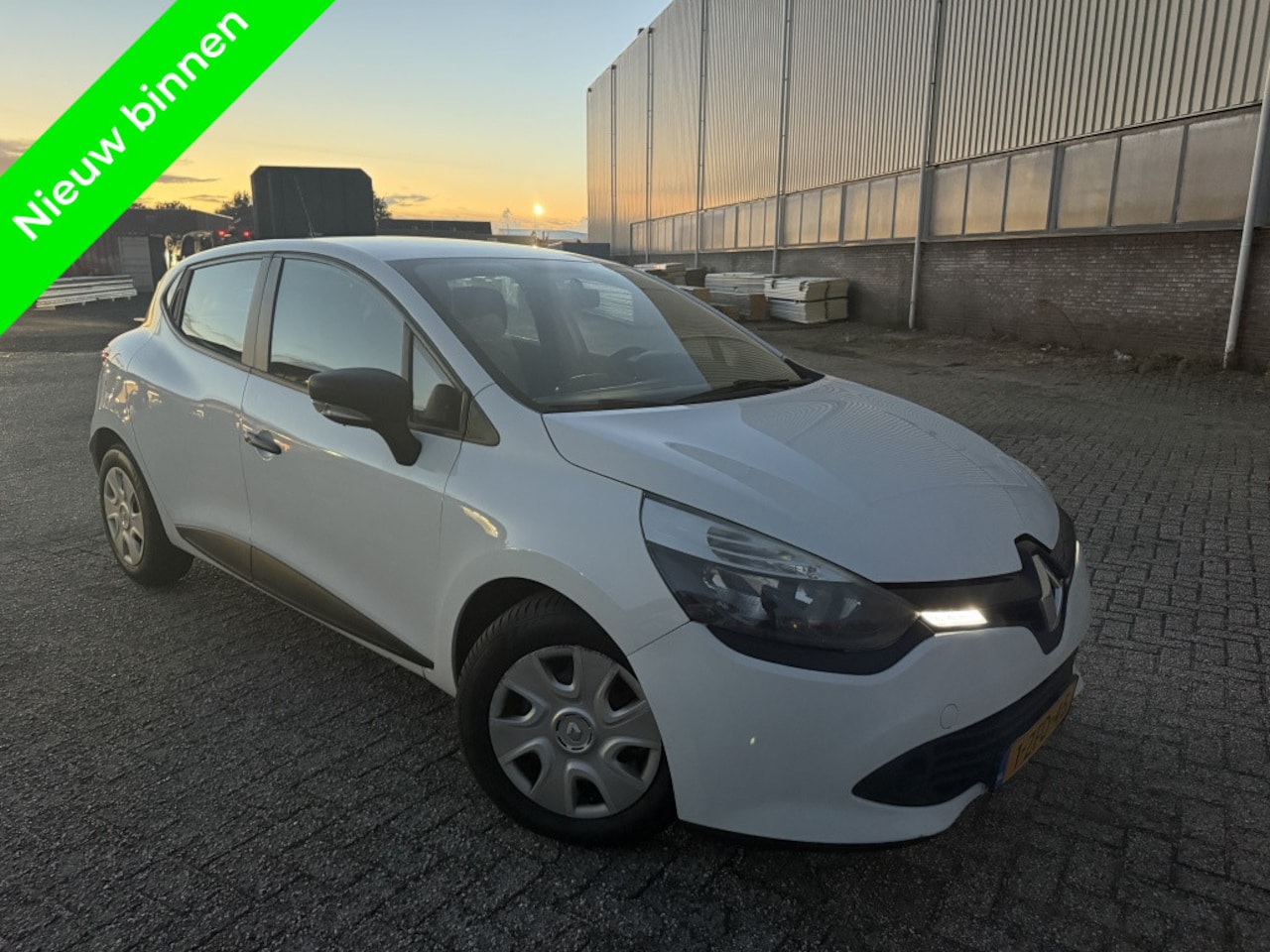 Renault Clio - 1.5 dCi Authentique Navi|Clima|Cruise - AutoWereld.nl