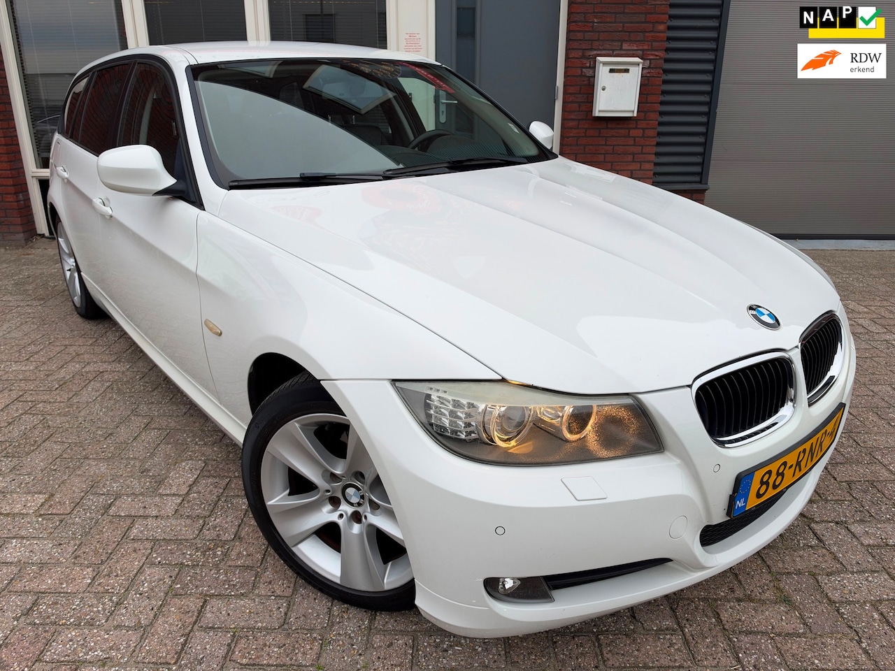 BMW 3-serie Touring - 320i Luxury Line / Navi / PDC / Leder / AUT / Stoelverw - AutoWereld.nl