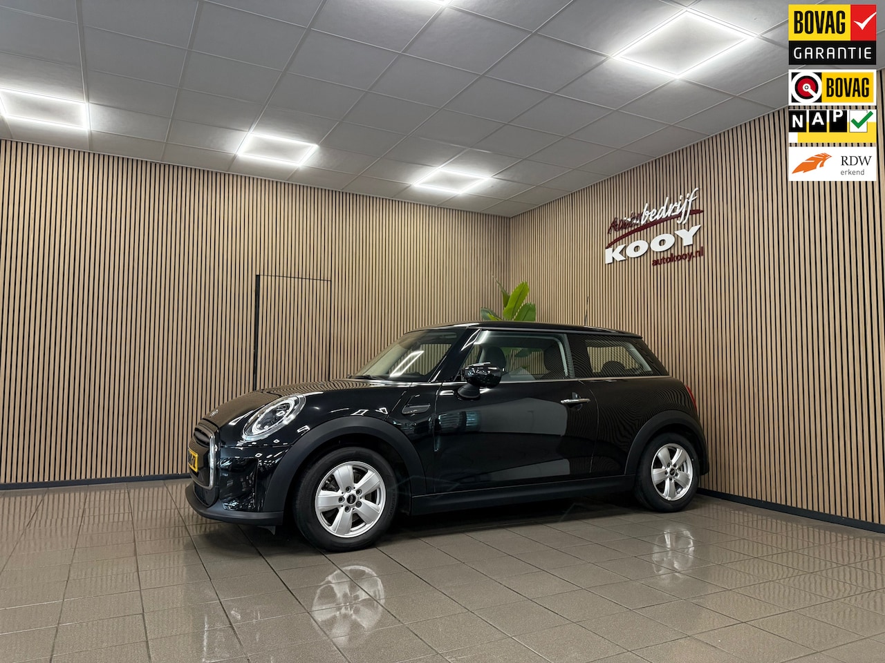 MINI 3-Deurs - 1.5 Cooper Essential * Dealer onderhouden / Carplay / LED / Cruise control / NL Auto * - AutoWereld.nl