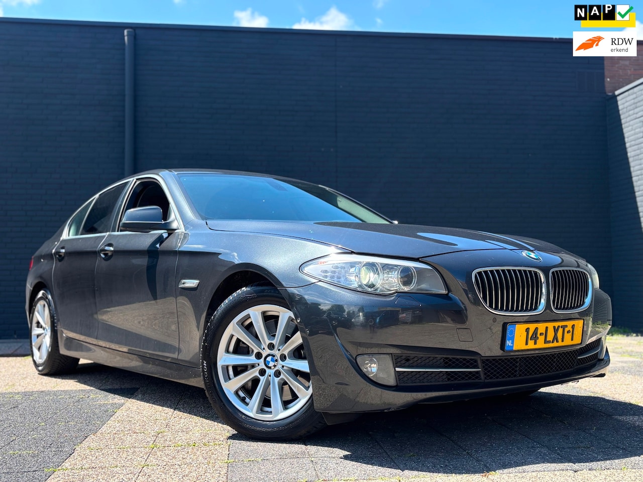 BMW 5-serie - 528i | 3.0 6-Cilinder | High Executive | Bruin Leder | Camera - AutoWereld.nl