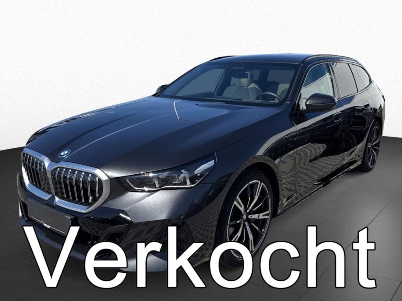 BMW 5-serie Touring - 550e xDrive M-SPORT ** PANORAMA, IVORY LEDER, TREKH, 20-inch LMV, ADAPT. CRUISE ** 1e EIG - AutoWereld.nl