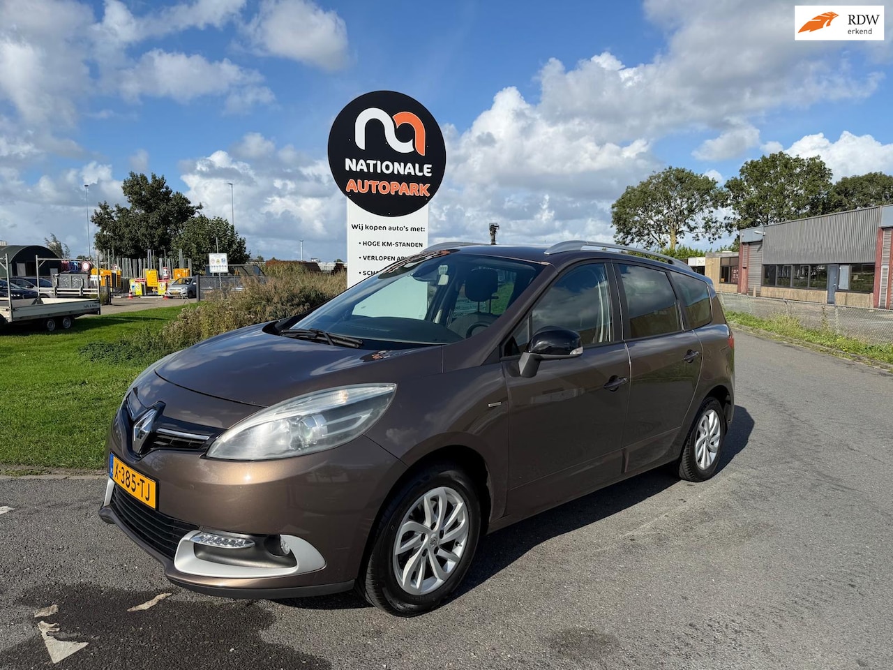 Renault Grand Scénic - | 2015 | 1.2 TCe Limited | 7 persoons | Handgeschakeld | Navi | APK 2027 - AutoWereld.nl