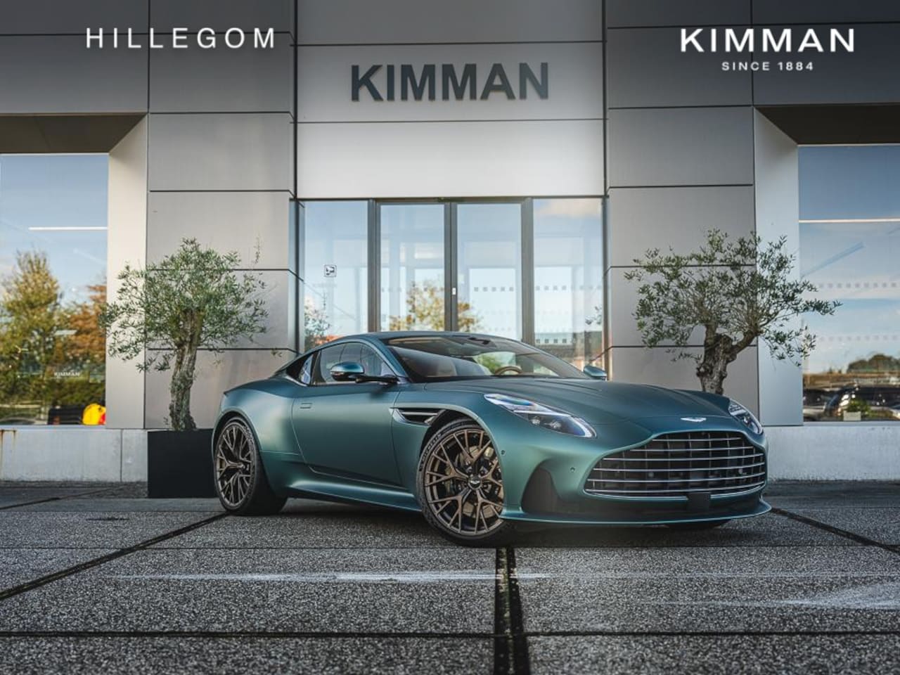 Aston Martin V8 Coupé - DB12 4.0 | Satin Racing Green | 21 velgen Satin Bronze | Incl. BPM - AutoWereld.nl
