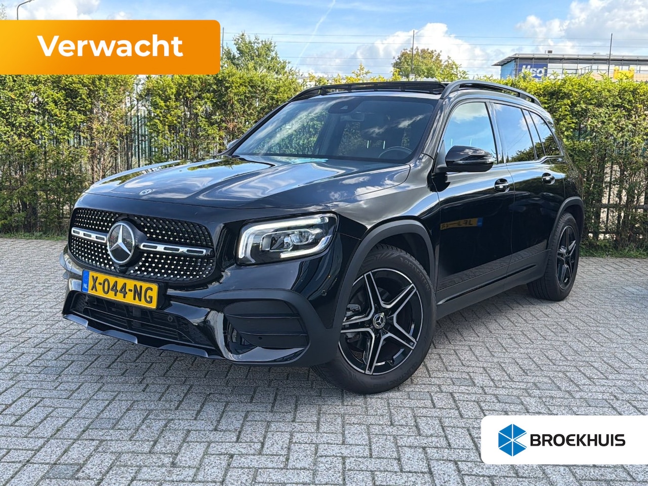 Mercedes-Benz GLB - 180 Premium AMG-Line | Cruise Control | Schuifdak | Trekhaak | Stoelverwarming | Sfeerverl - AutoWereld.nl