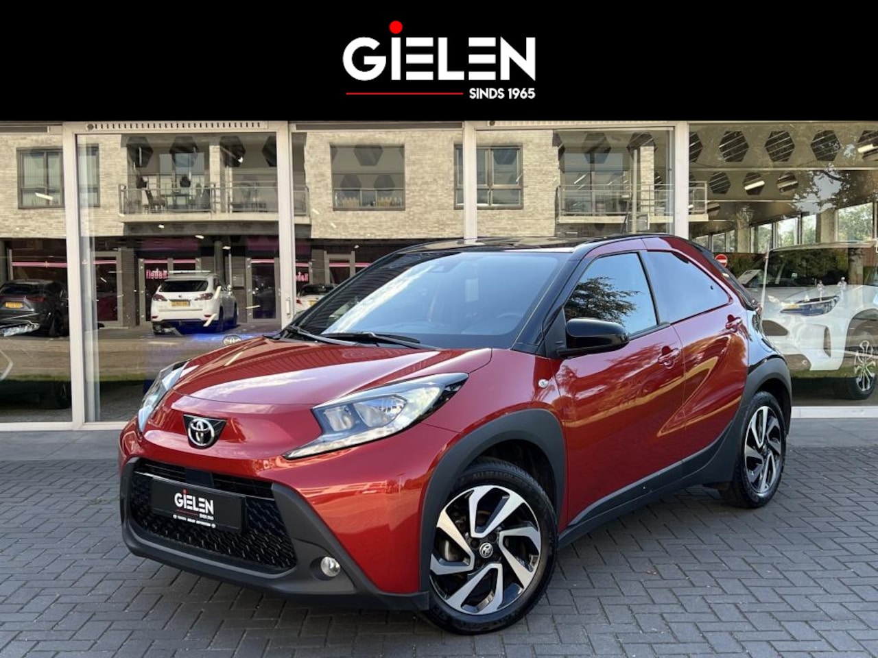 Toyota Aygo X - 1.0 VVT-i MT Pulse Bi-tone | Chili red,17 inch, Privacy glass, Apple CarPlay/Android auto, - AutoWereld.nl