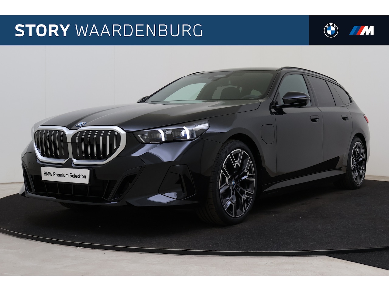 BMW 5-serie Touring - 530e M Sport Automaat / Trekhaak / Panoramadak / Comfortstoelen / Comfort Access / Achteru - AutoWereld.nl