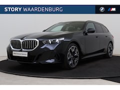 BMW 5-serie Touring - 530e M Sport Automaat / Trekhaak / Panoramadak / Comfortstoelen / Comfort Access / Achteru