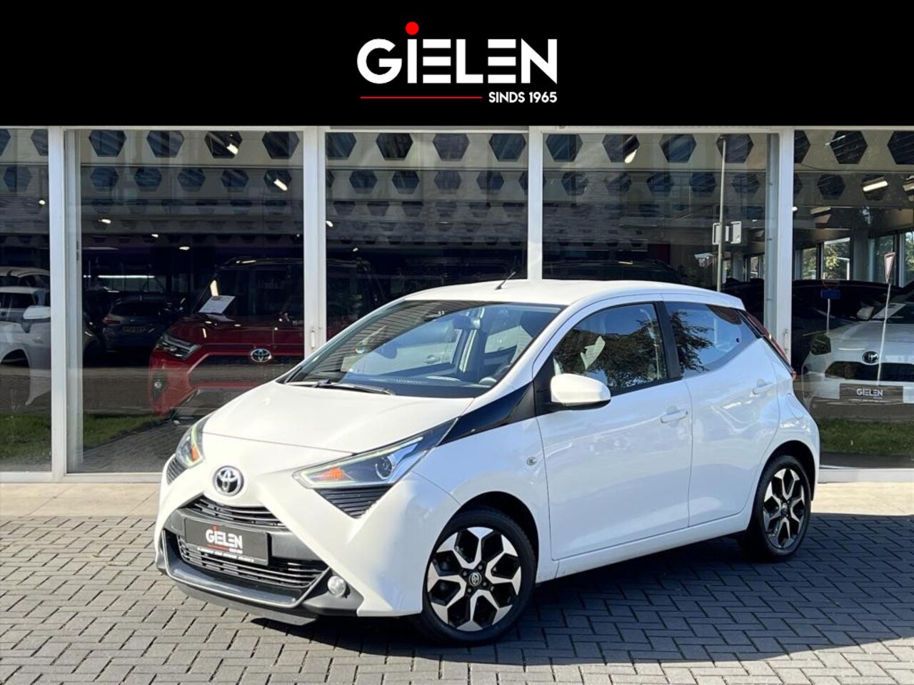 Toyota Aygo - 1.0 VVT-i X-joy | Apple CarPlay/Android Auto, Airco, Lichtmetalen velgen, Safety Sense, Mi - AutoWereld.nl