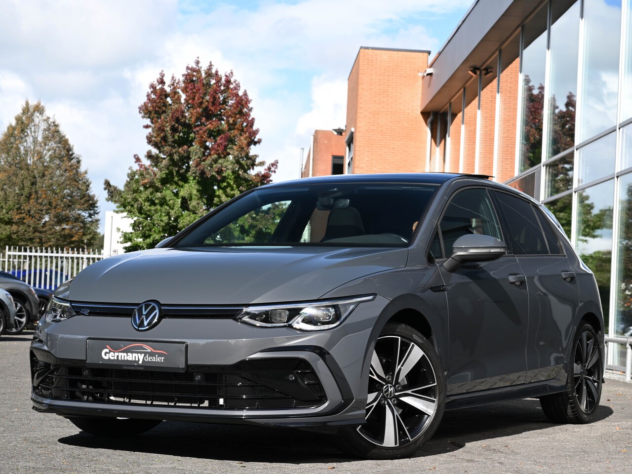 Volkswagen Golf - 1.5 eTSI R-Line Sportpakket Pano R-Zetels IQ-Light H&K-Audio Tr.Haak - AutoWereld.nl