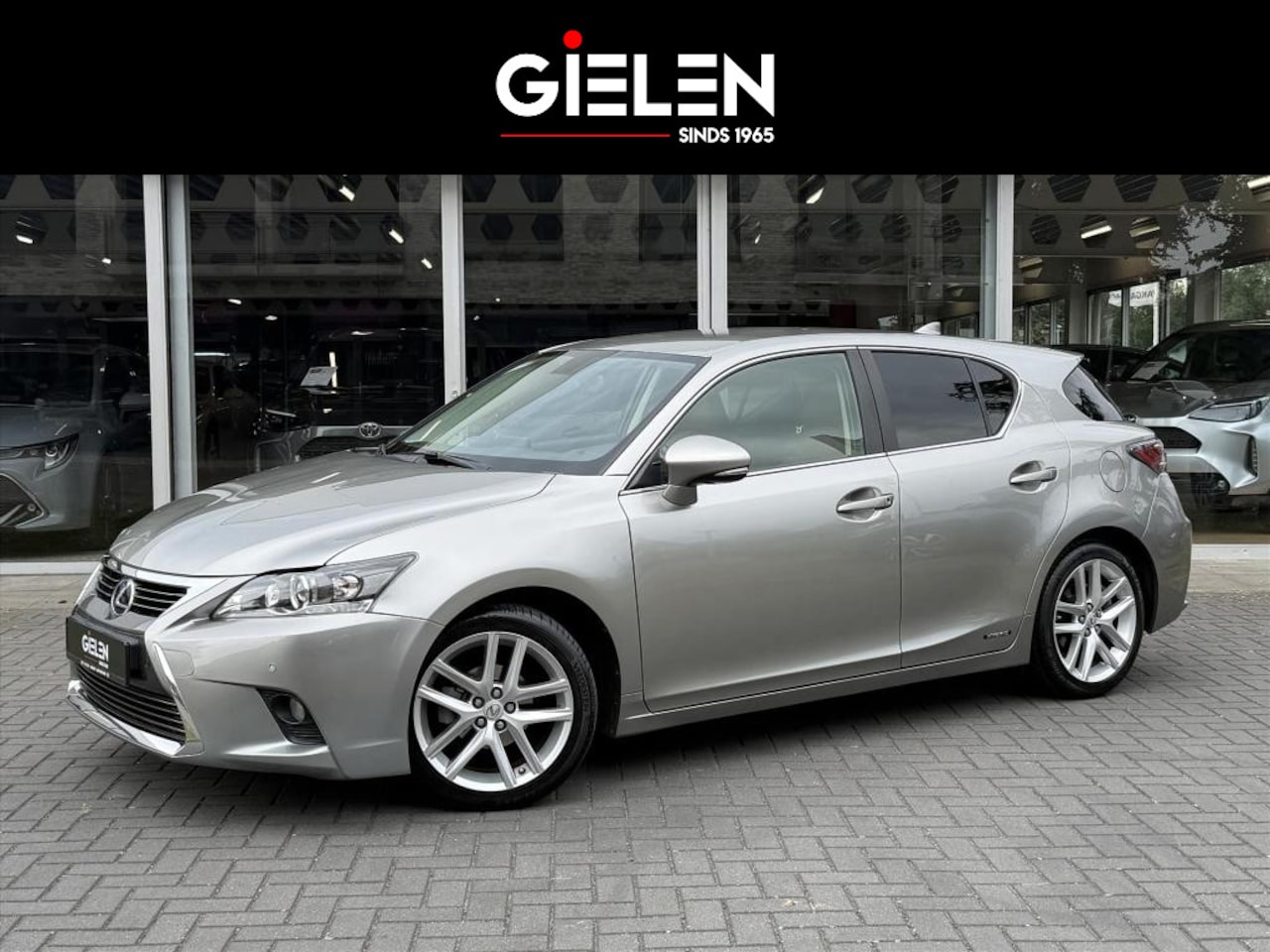 Lexus CT 200h - Executive | Leer, Trekhaak, 17 inch, Navigatie, Parkeersensoren, Camera, Licht + Regensens - AutoWereld.nl
