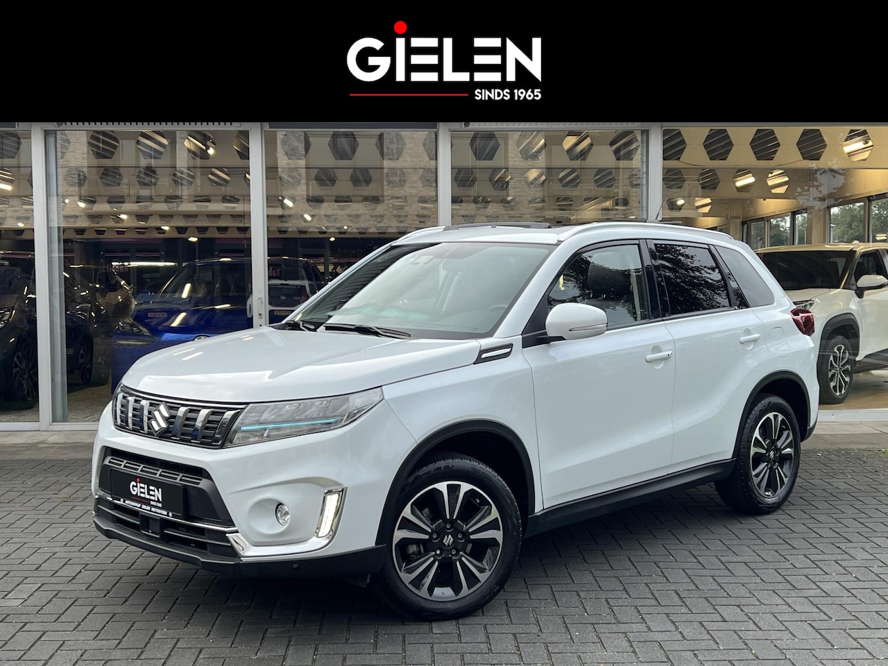 Suzuki Vitara - 1.5 Hybrid Style | Trekhaak, Panoramadak, Dodehoekherkenning, Parkeersensoren, Half leer, - AutoWereld.nl
